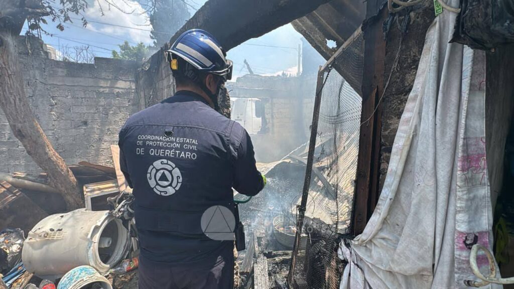 Fuerte incendio consume vivienda en Menchaca, Querétaro