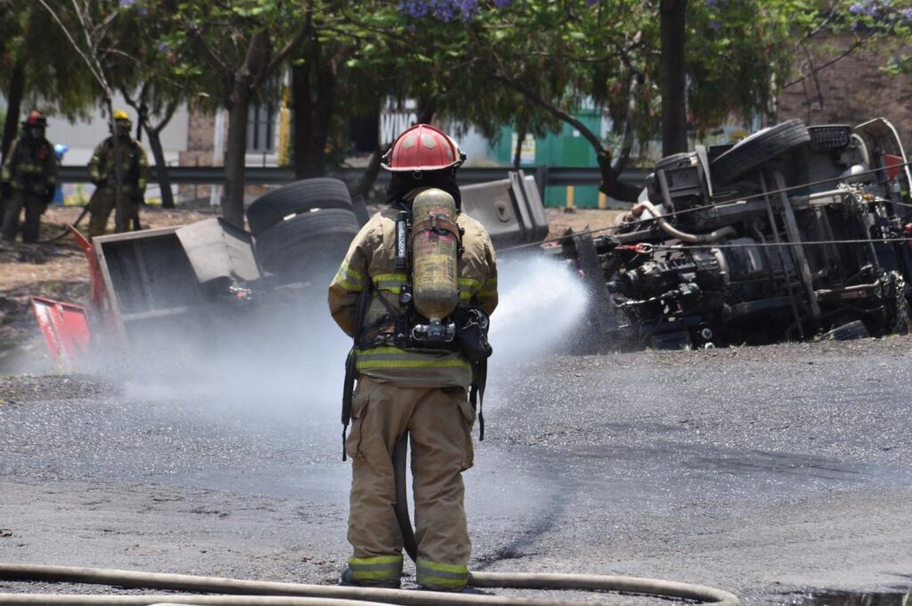 Vuelca pipa de gas en Paseo de la República, Querétaro