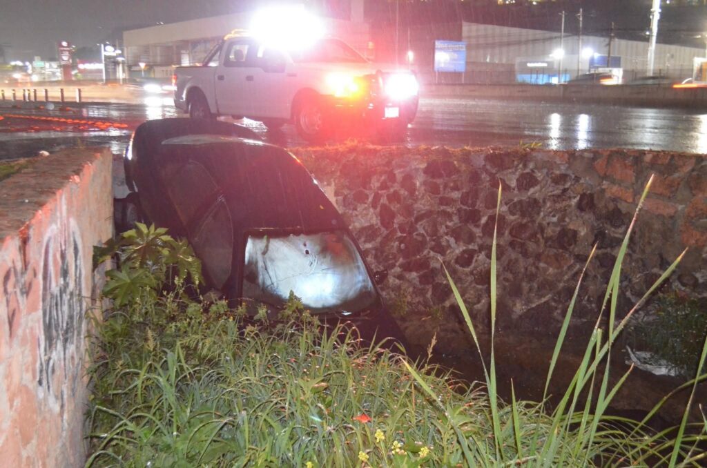 Vehículo cae a canal en Paseo 5 de Febrero, Querétaro
