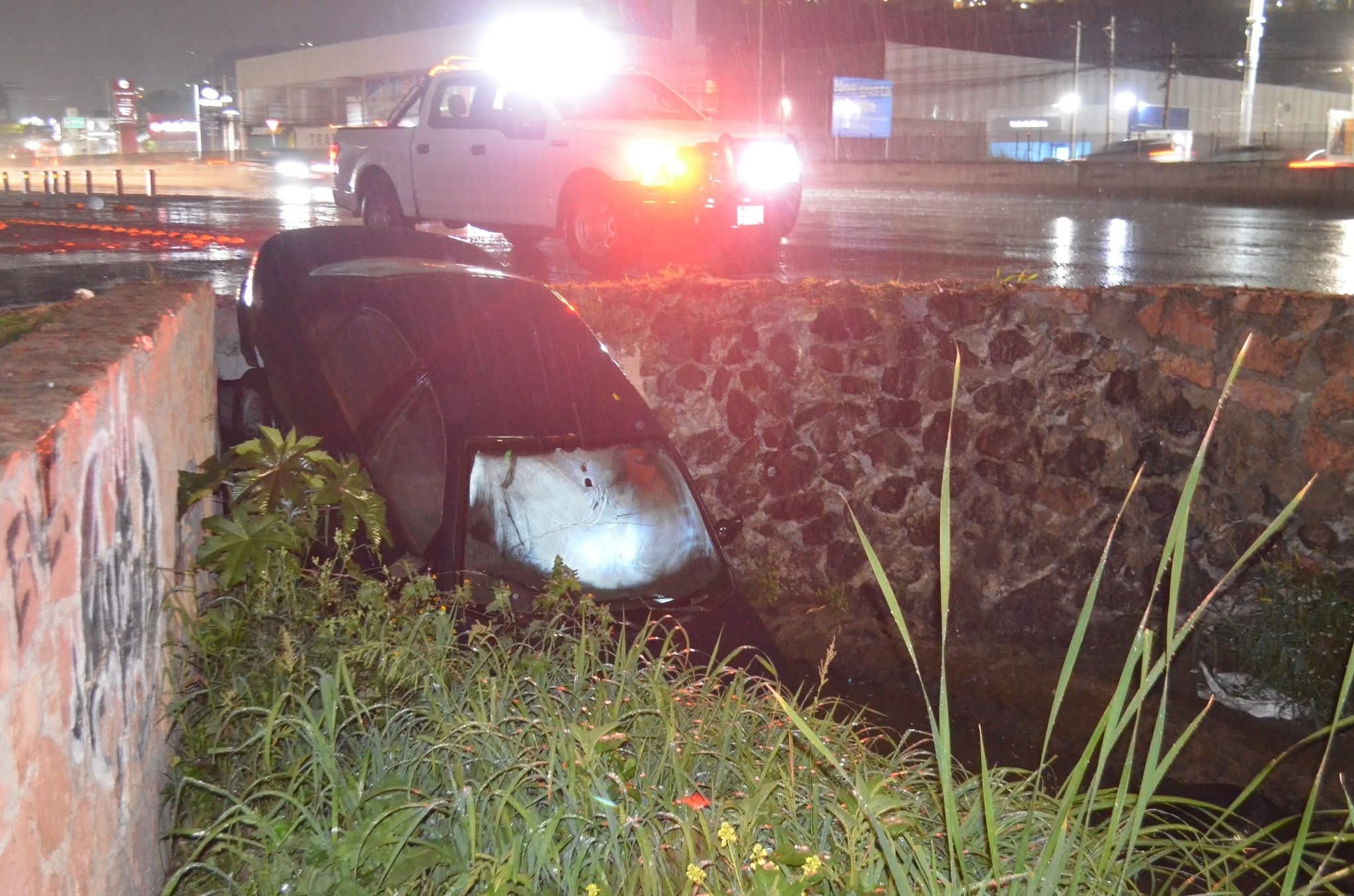 Vehículo cae a canal en Paseo 5 de Febrero, Querétaro