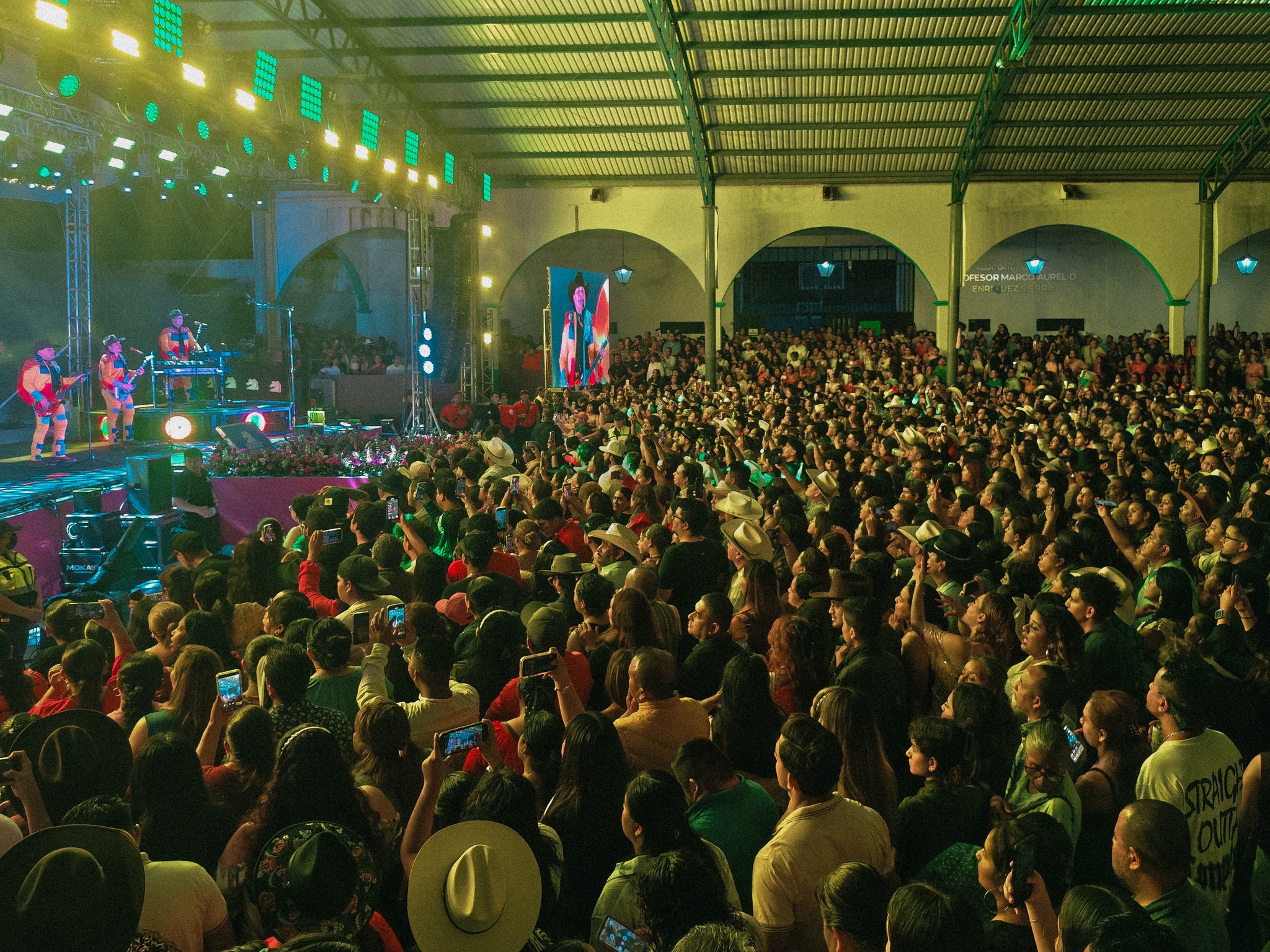 Bronco abarrota el Teatro del Pueblo en Jalpan 2026