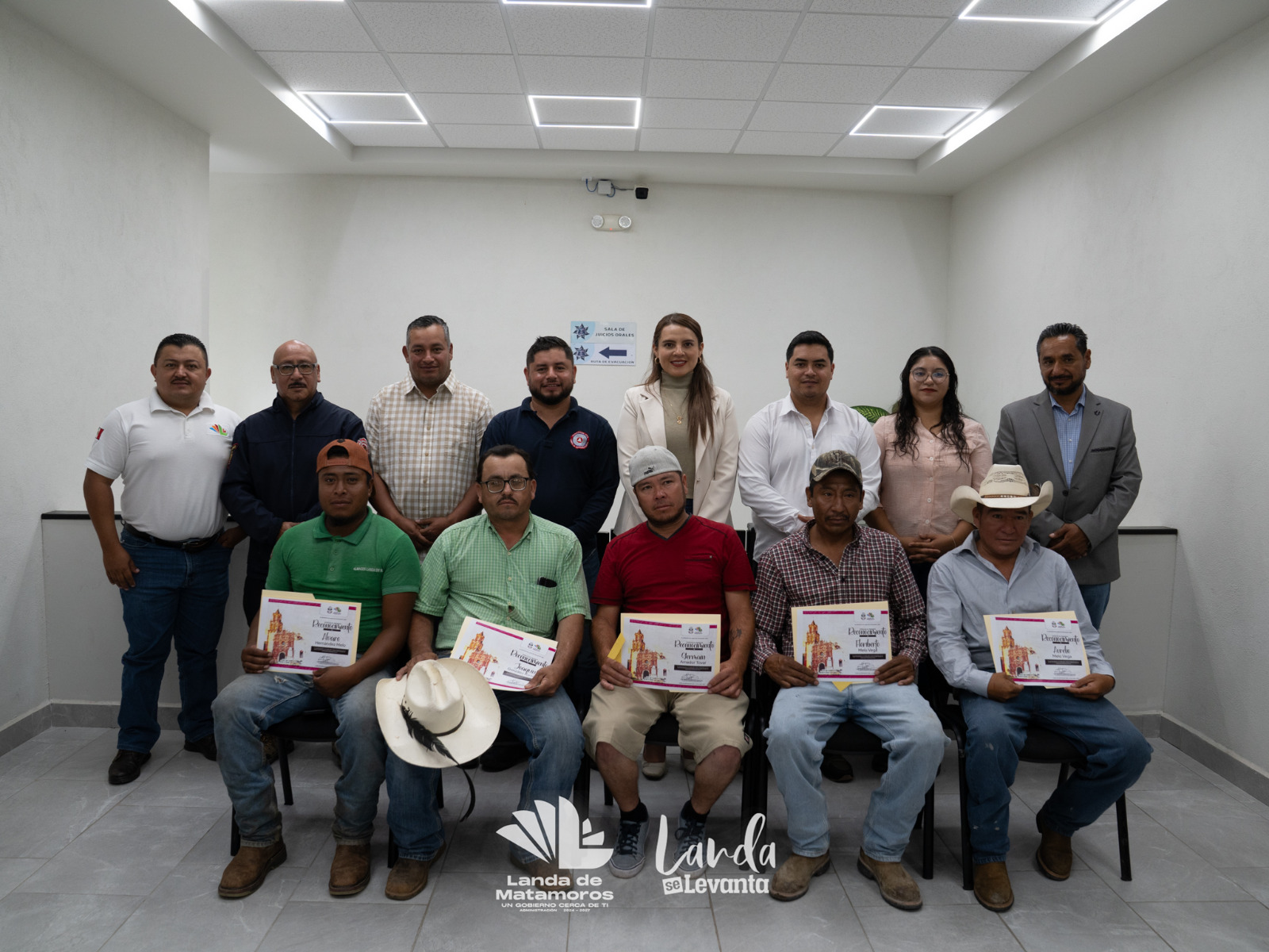 Yuni Benítez reconoce a rescatistas en Landa de Matamoros