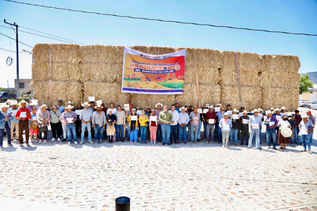 Colón entrega apoyos de forraje a productores locales