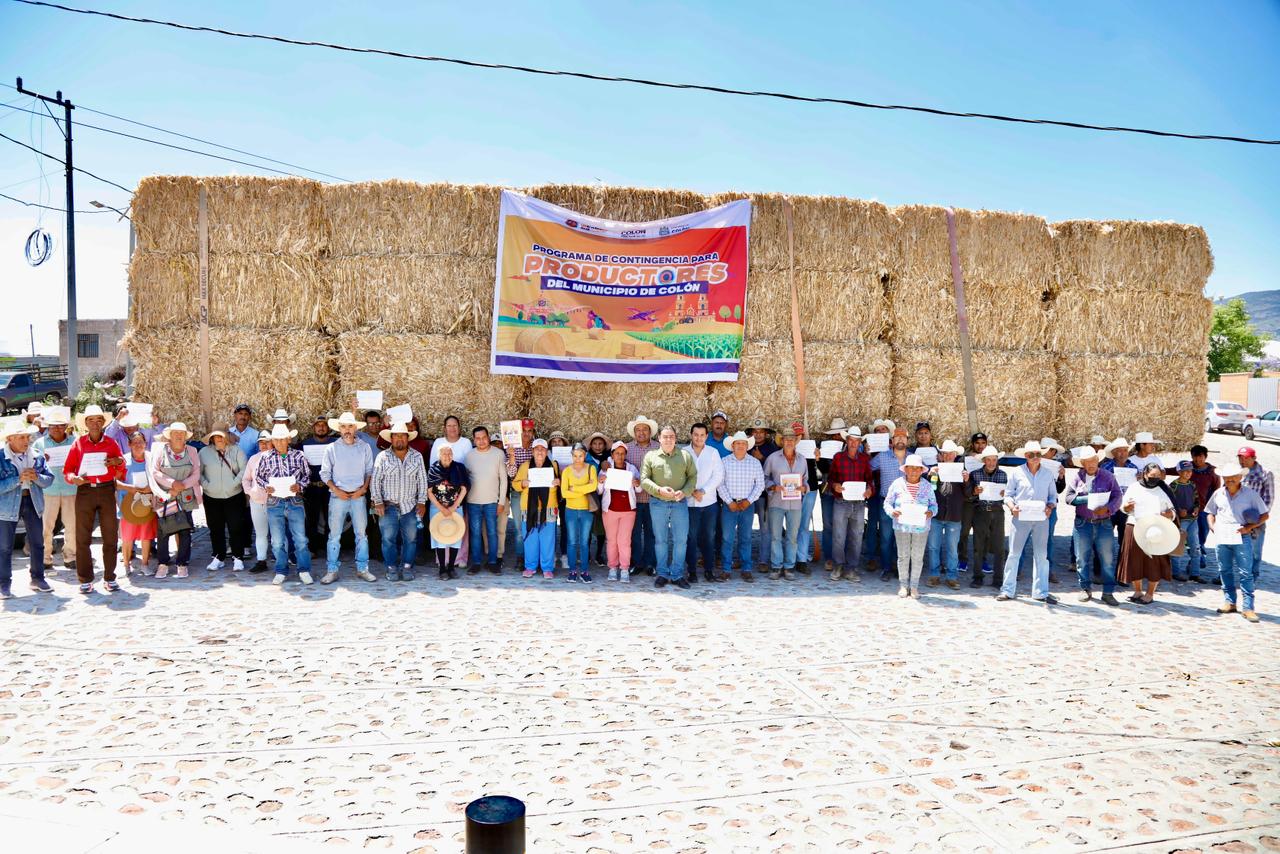 Colón entrega apoyos de forraje a productores locales