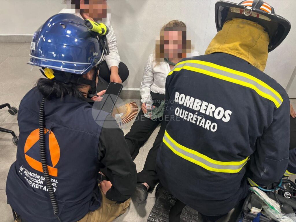 Rescatan a personas atrapadas en elevador en Querétaro