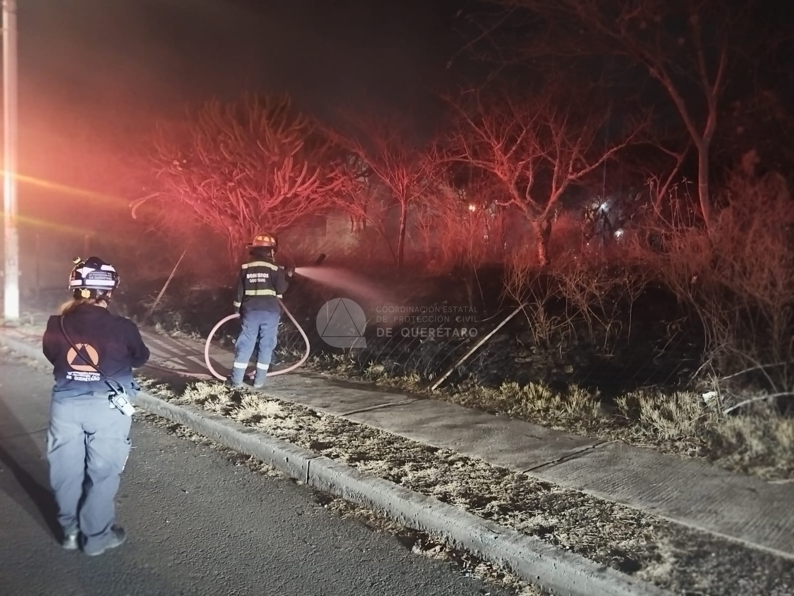 Controlan incendios en baldíos de Querétaro capital