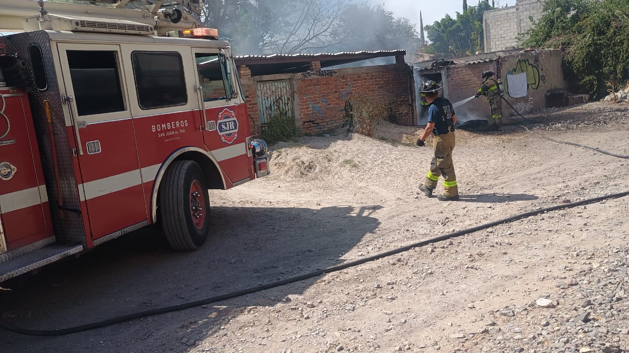 Incendio de llantas en San Juan del Río moviliza cuerpos