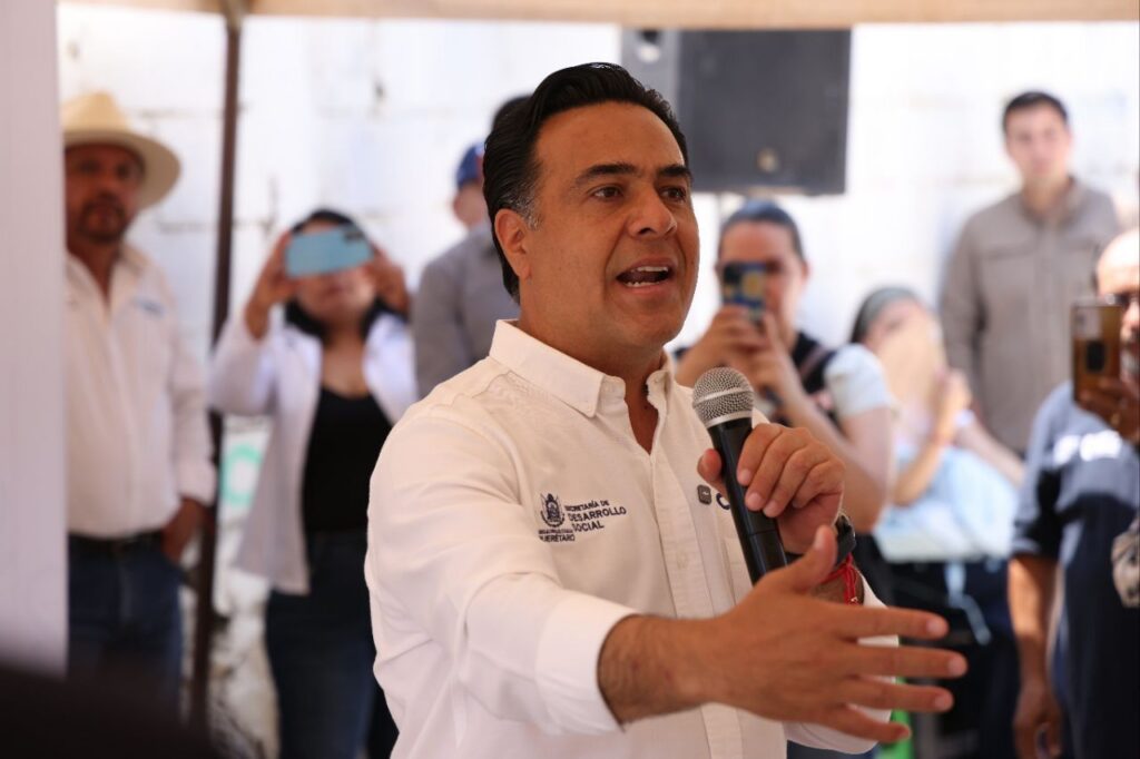 Luis Nava entrega obra de acceso en el municipio de Jalpan