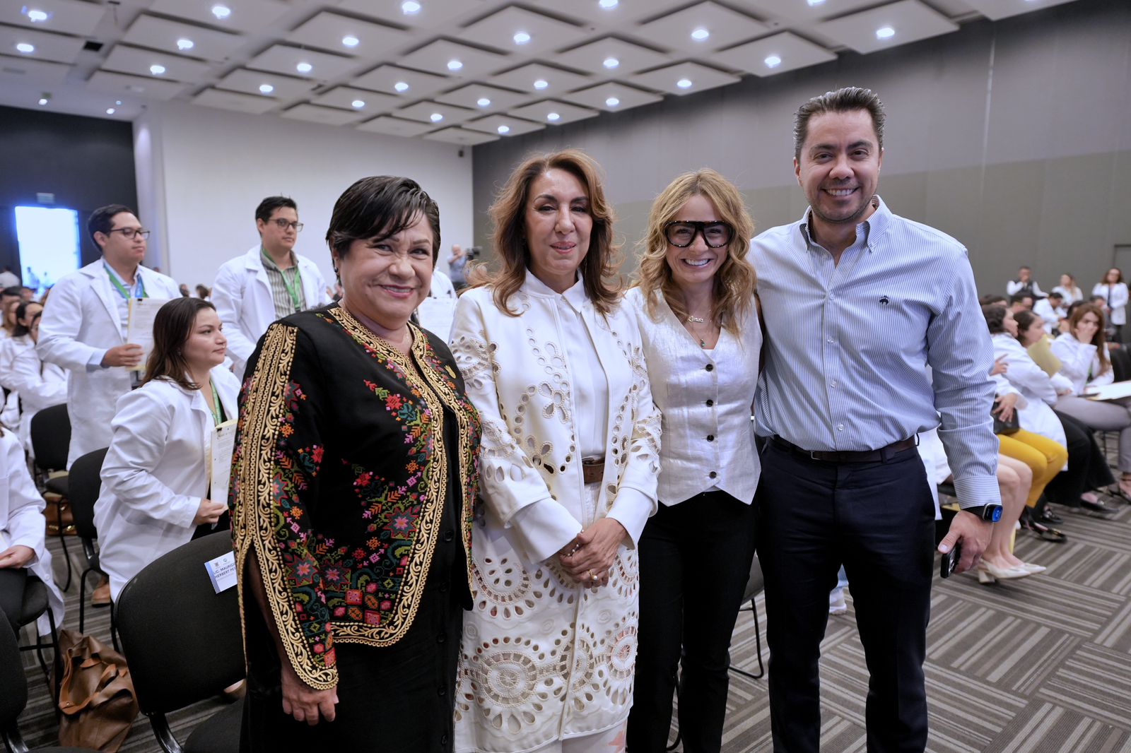 Equipo por la salud: llegan 205 médicos al IMSS 
