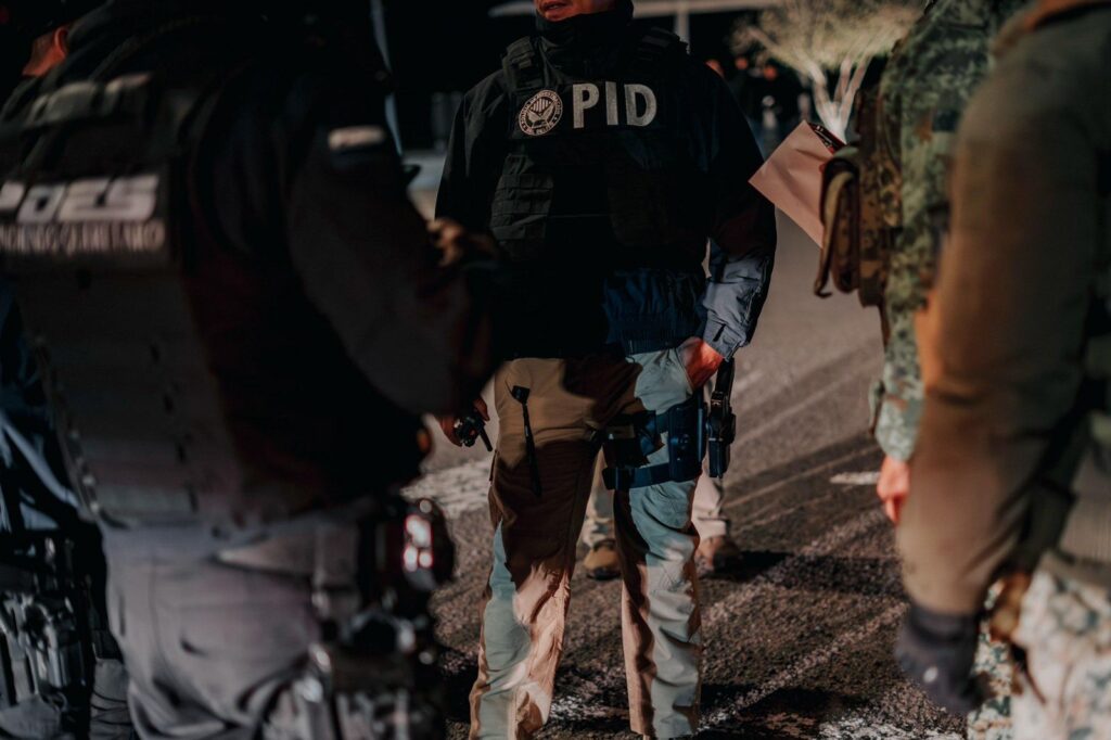 Cae sujeto por amenazar a su pareja con arma