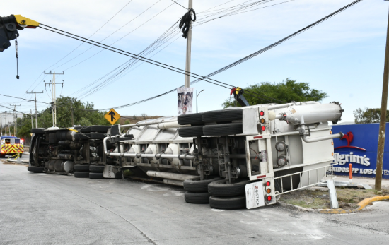 Vuelca tráiler con melaza en El Marqués; hay lesionados