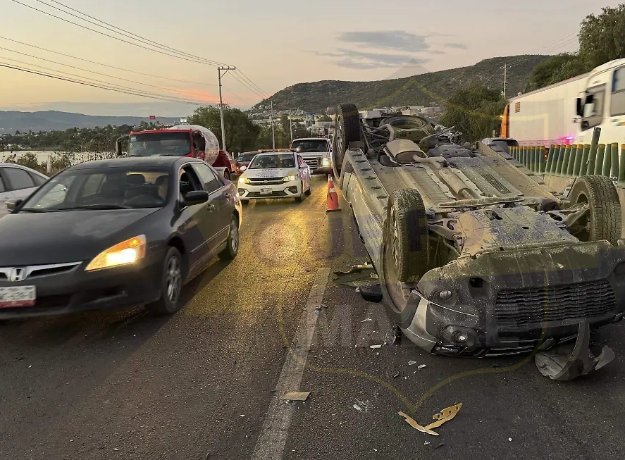 Tráiler provoca volcadura en Paseo de la República