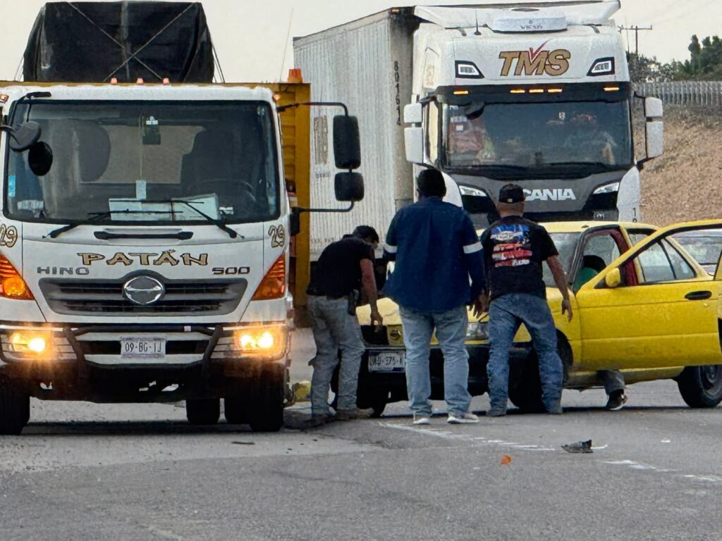 Un percance automovilístico en el que se vieron involucrados dos vehículos de carga y un automóvil particular se registró en la zona de peaje de Palmillas, situada en el municipio de San Juan del Río. El incidente, ocurrido en la autopista federal 57, movilizó a los cuerpos de seguridad vial y servicios de emergencia, reportándose únicamente afectaciones materiales.