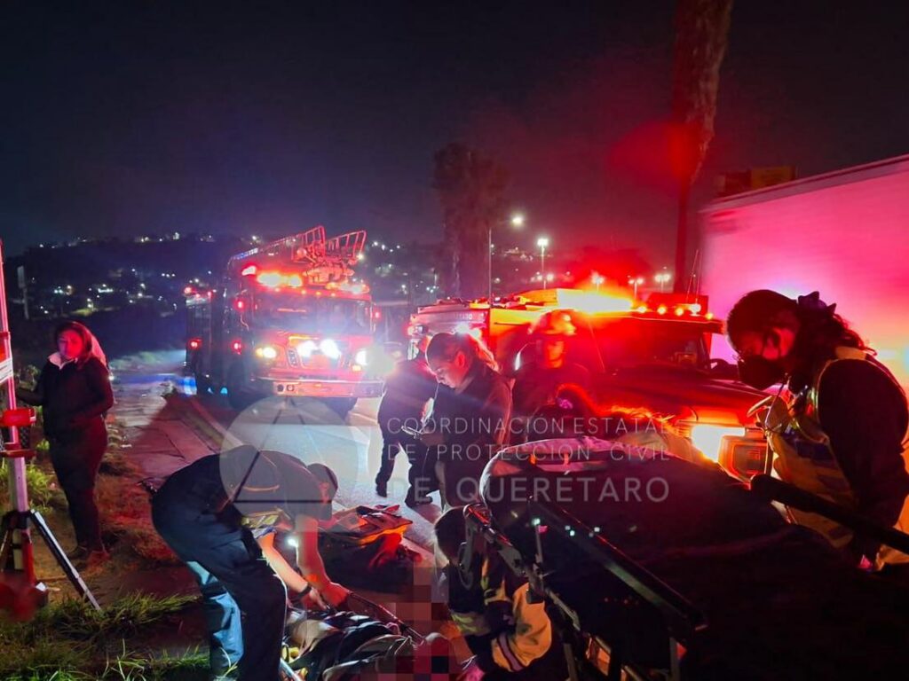 Motociclistas caen a dren en Bernardo Quintana, Querétaro