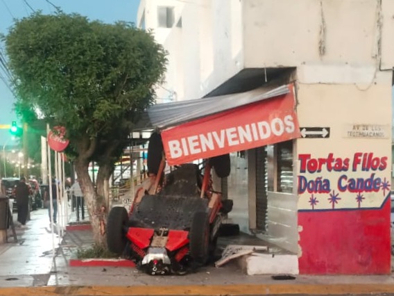 Jóvenes vuelcan un racer en la colonia Cerrito Colorado