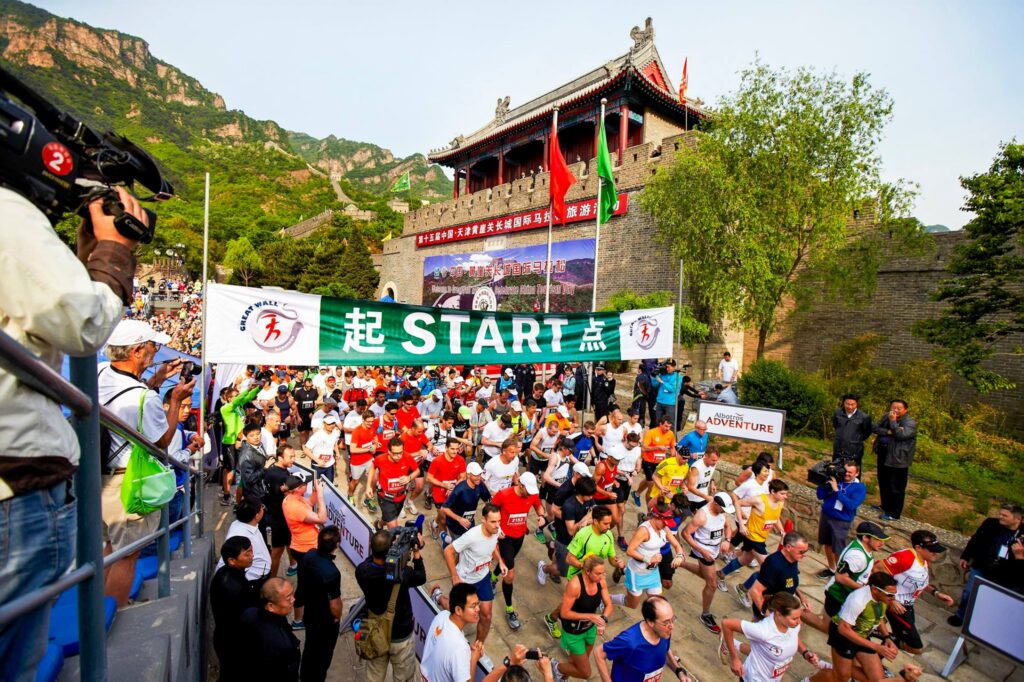 Atletas rarámuris y mixtecos al podio en el Maratón de la Gran Muralla China