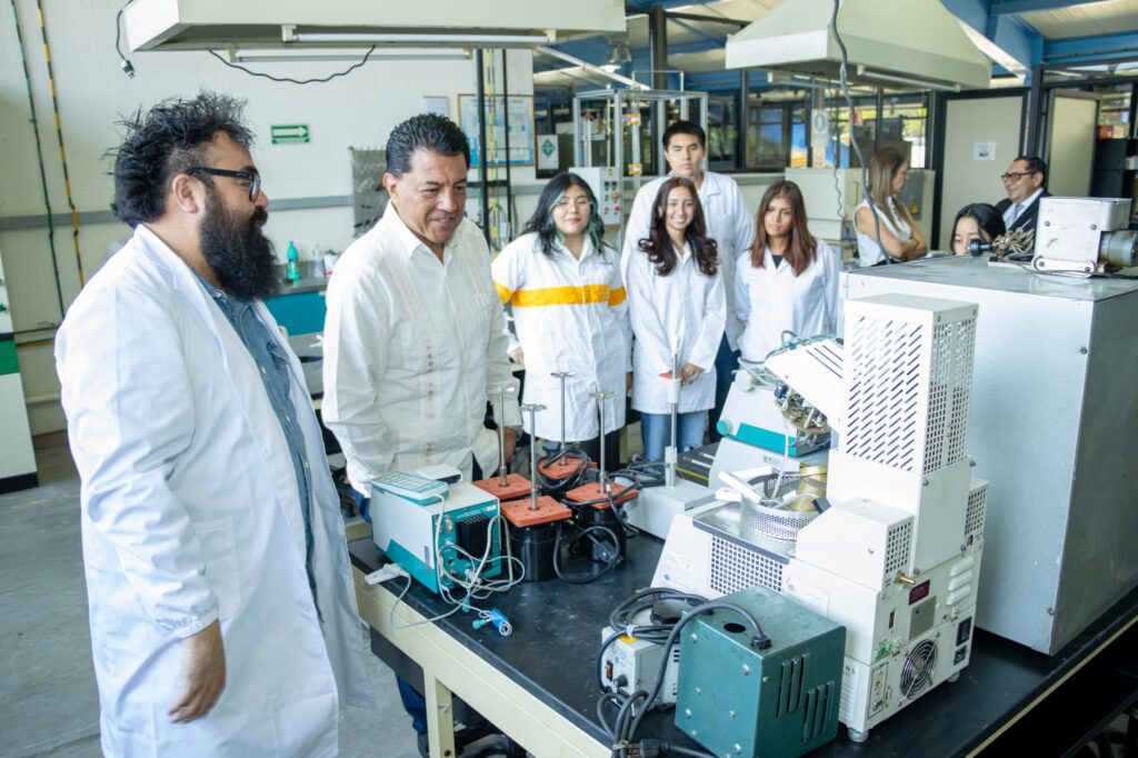 Aditivos Mexicanos dona equipo de Laboratorio a la UT