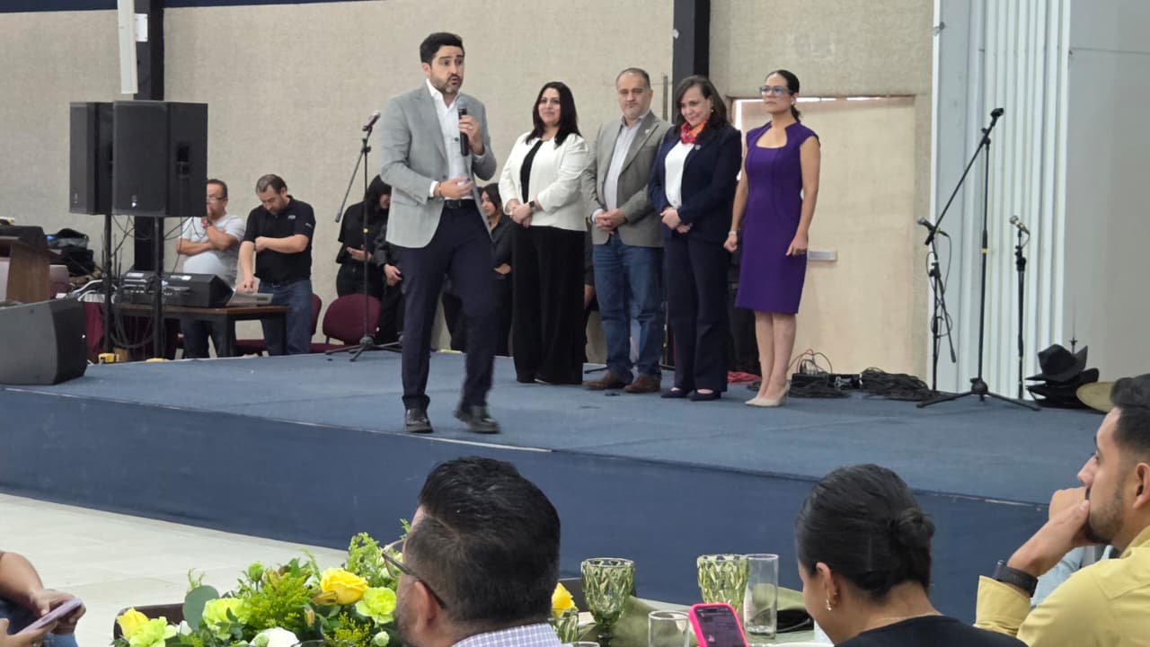 Agustín Dorantes en los festejos del día del Maestro