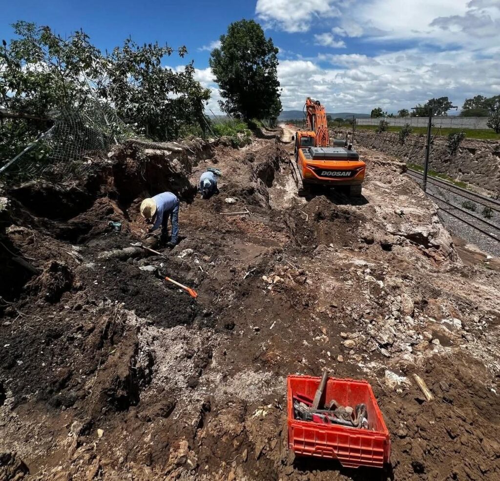 Obras del tren México-Querétaro dejan sin agua ciertas zonas de San Juan del Río