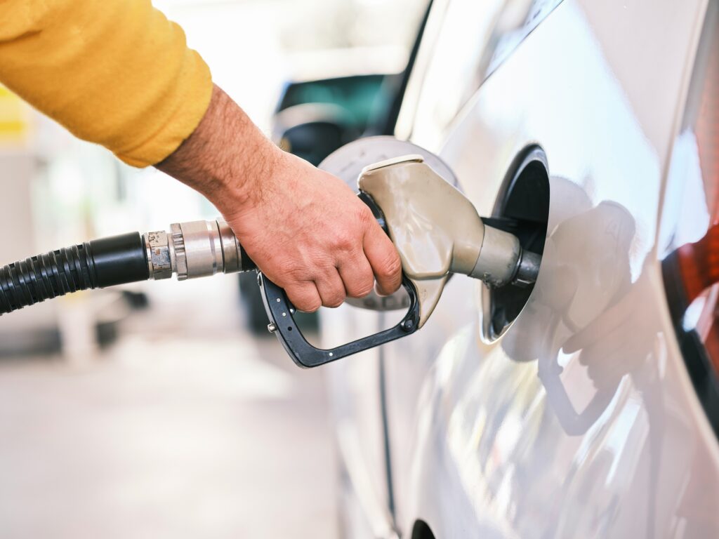 EE.UU.  prevé descenso en precios de la gasolina tras alcanzar récords de exportación