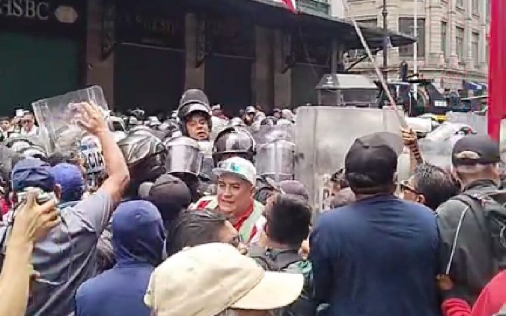 Se adelanta huelga de la CNTE en CDMX; se registran enfrentamientos en el Centro Histórico