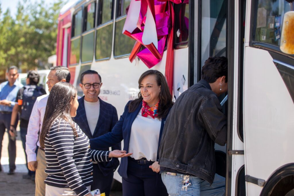 Dona Patronato UAQ un autobús, a estudiantes de Amealco