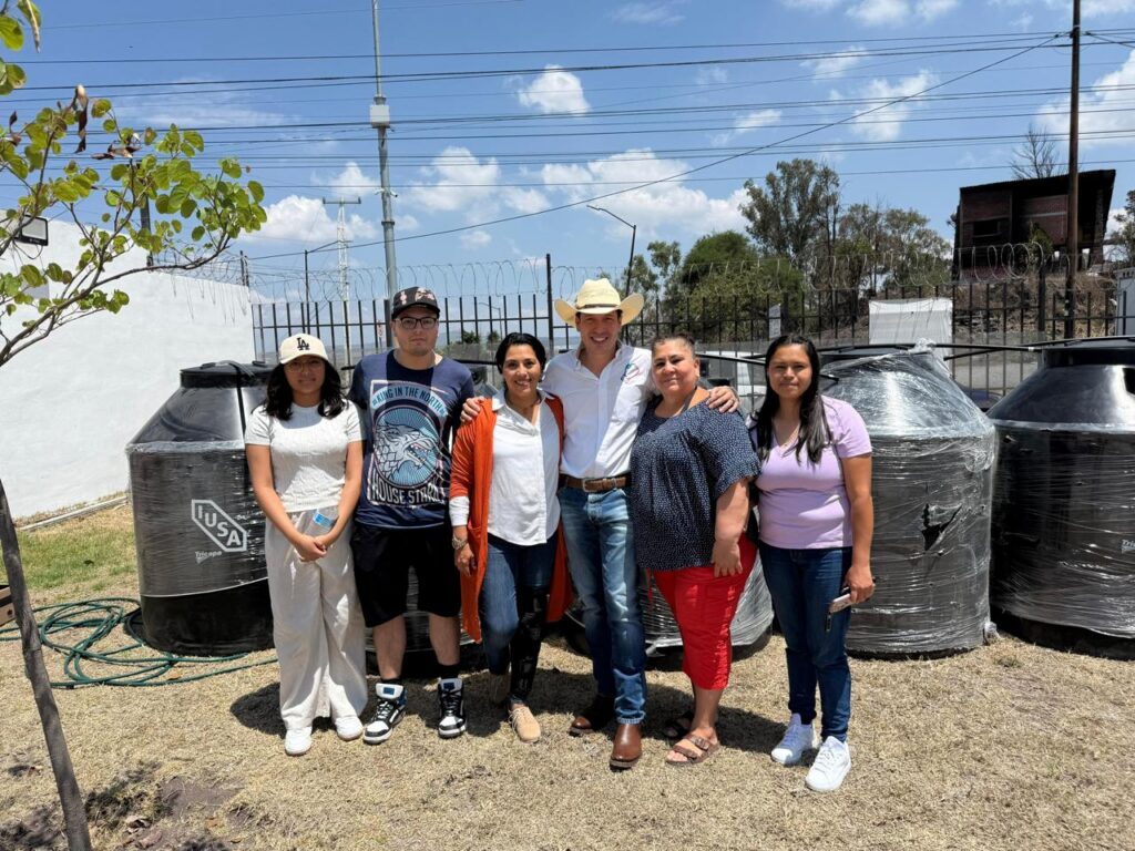 Distribuyen 200 tinacos en fraccionamiento Los Héroes