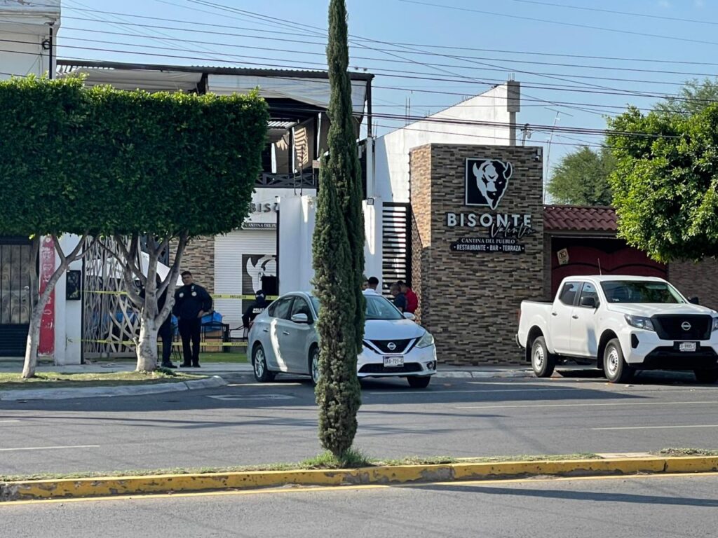 Sujetos incendian entrada de restaurante en el centro de San Juan