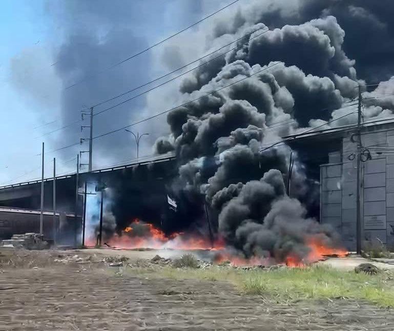 Dos muertos tras explosión de tren y pipa