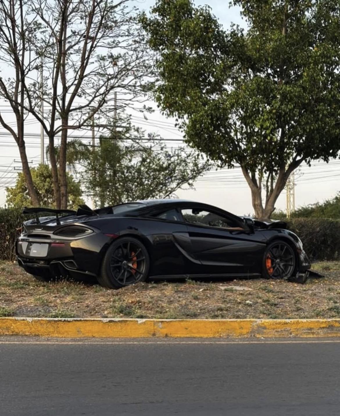 Abandonan lujoso McLaren tras choque en Juriquilla