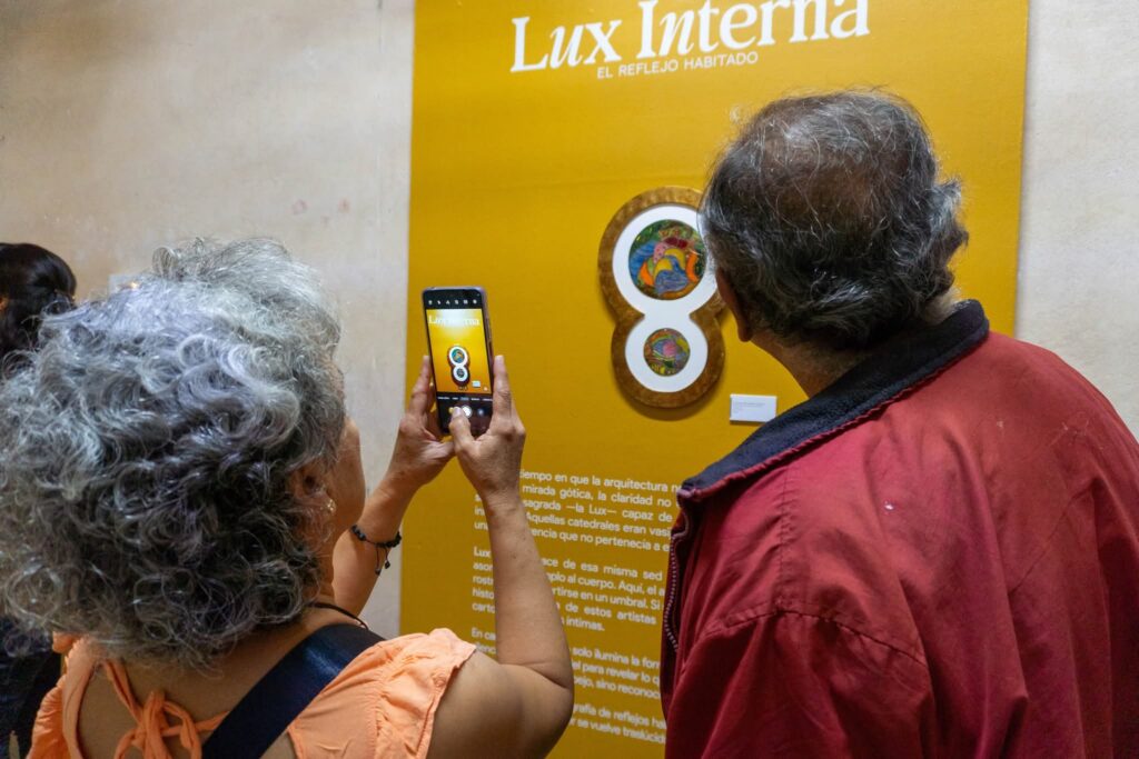 UAQ inaugura Lux Interna, exposición de esmalte en metal
