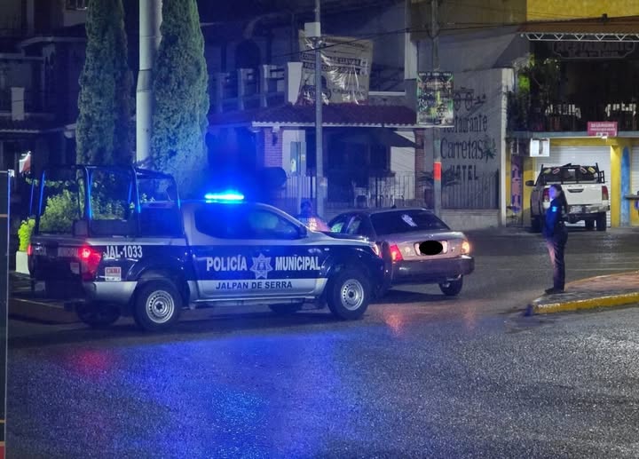 Vehículo abandonado tras accidente en Jalpan de Serra