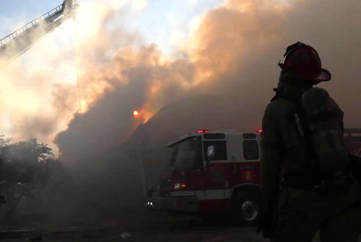 Fuerte incendio consume bodega en Fray Junípero Serra