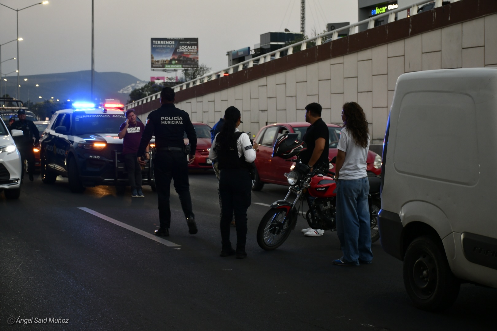 Motociclista herido tras choque en Bernardo Quintana