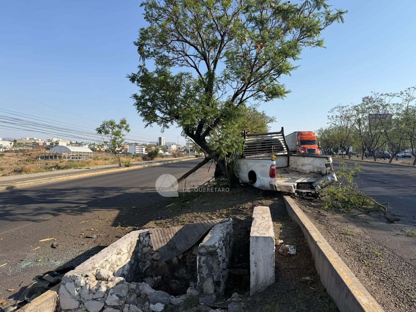Accidente en Paseo de la República: Camioneta choca árbol