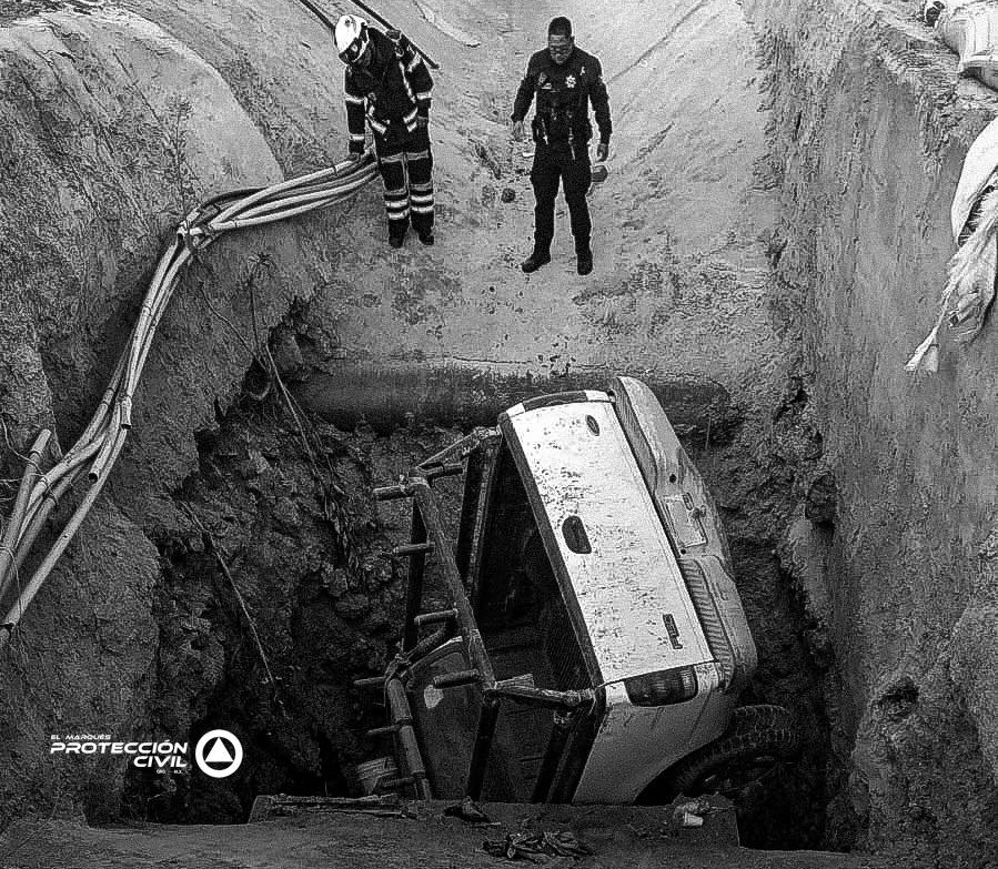 Camioneta cae a canal pluvial en El Marqués; dos heridos