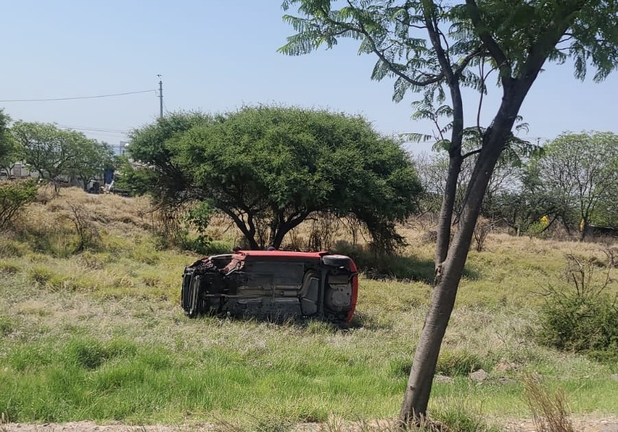 Volcadura de auto en el Anillo Vial Fray Junípero Serra
