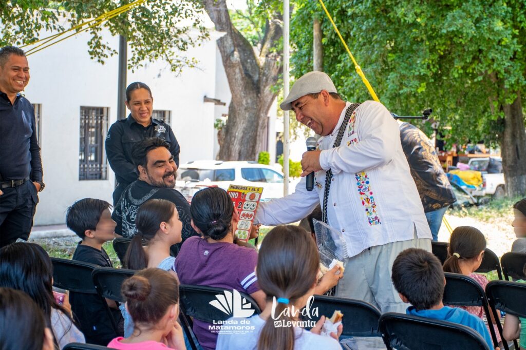 Cuentacuentos inspiran a familias en Landa de Matamoros