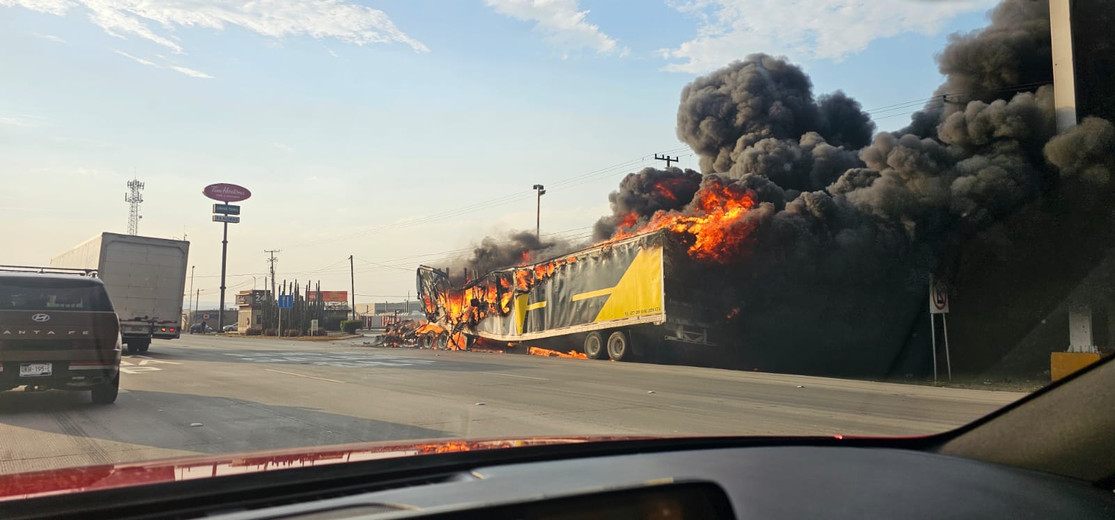 Tráiler se incendia en la carretera México-Querétaro