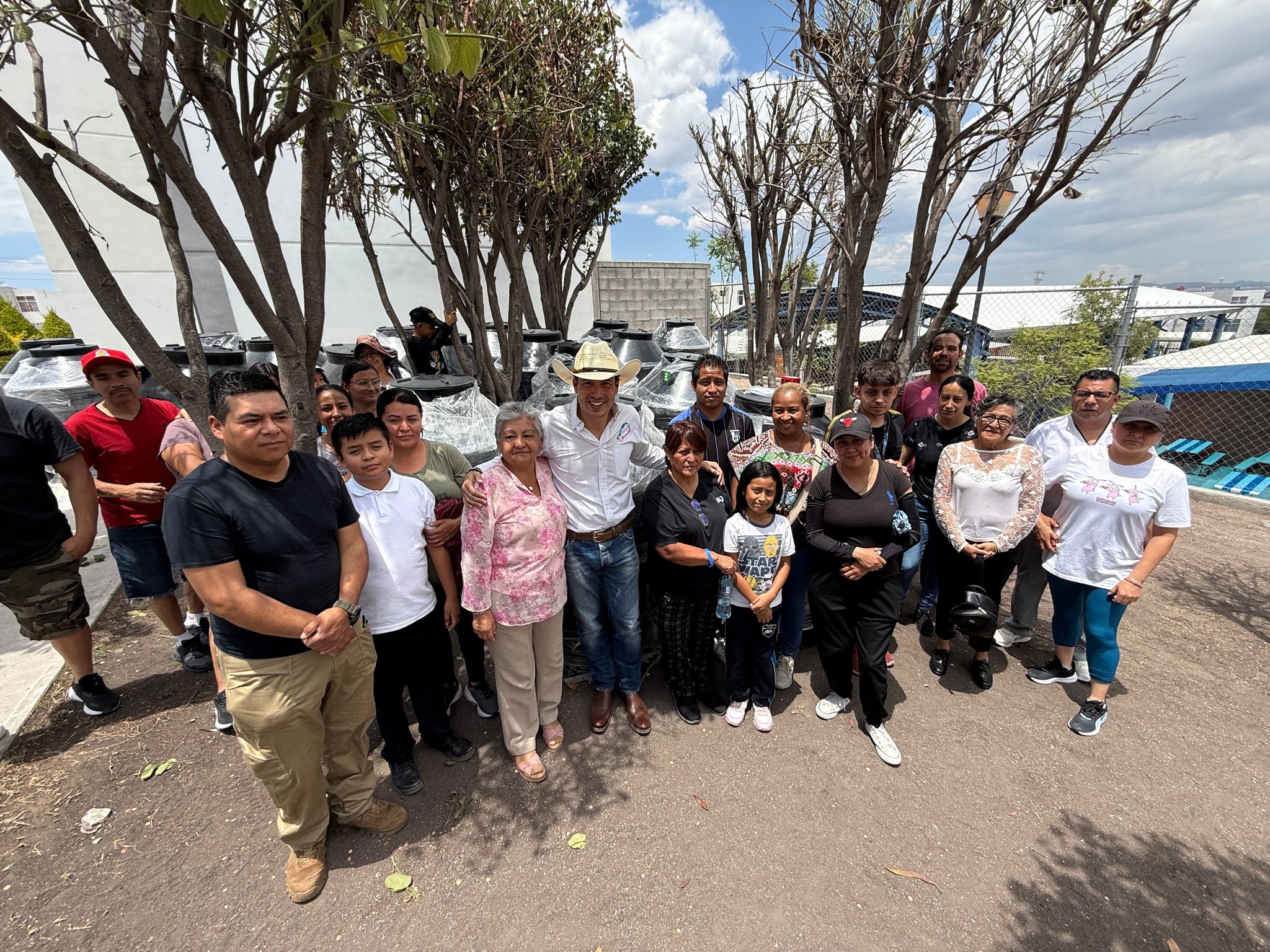 El Marqués entrega tinacos a familias de Los Héroes