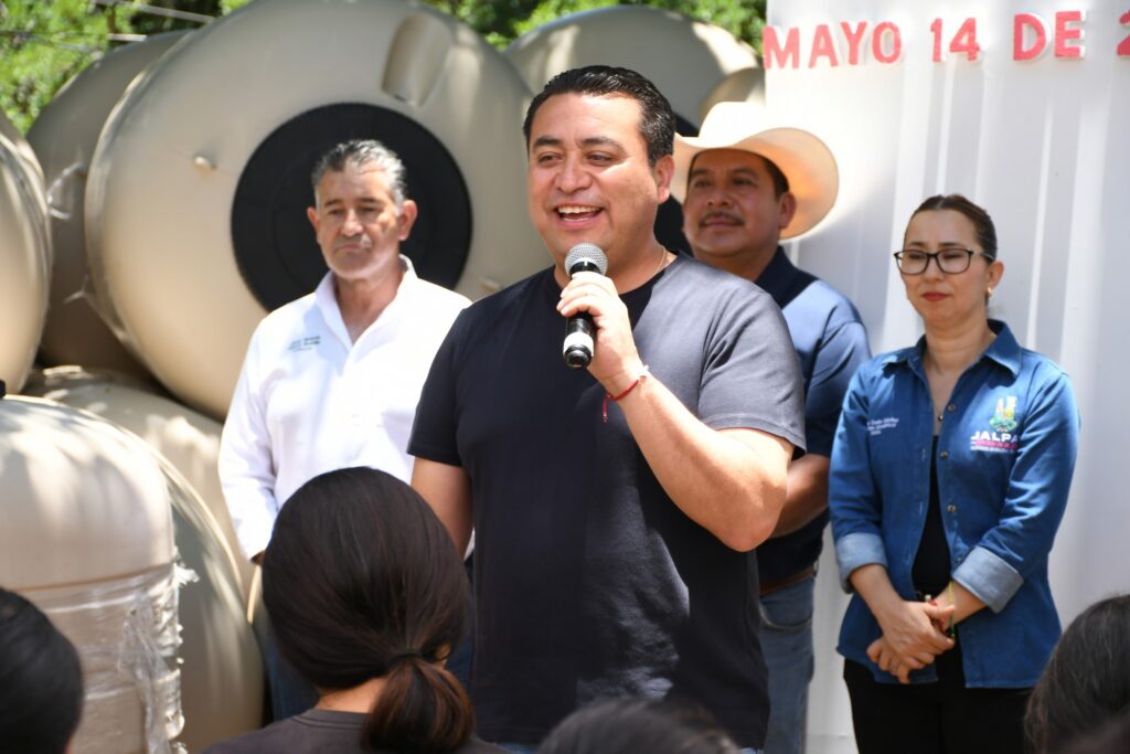Jalpan entrega 48 tinacos en Manzanillos, Querétaro