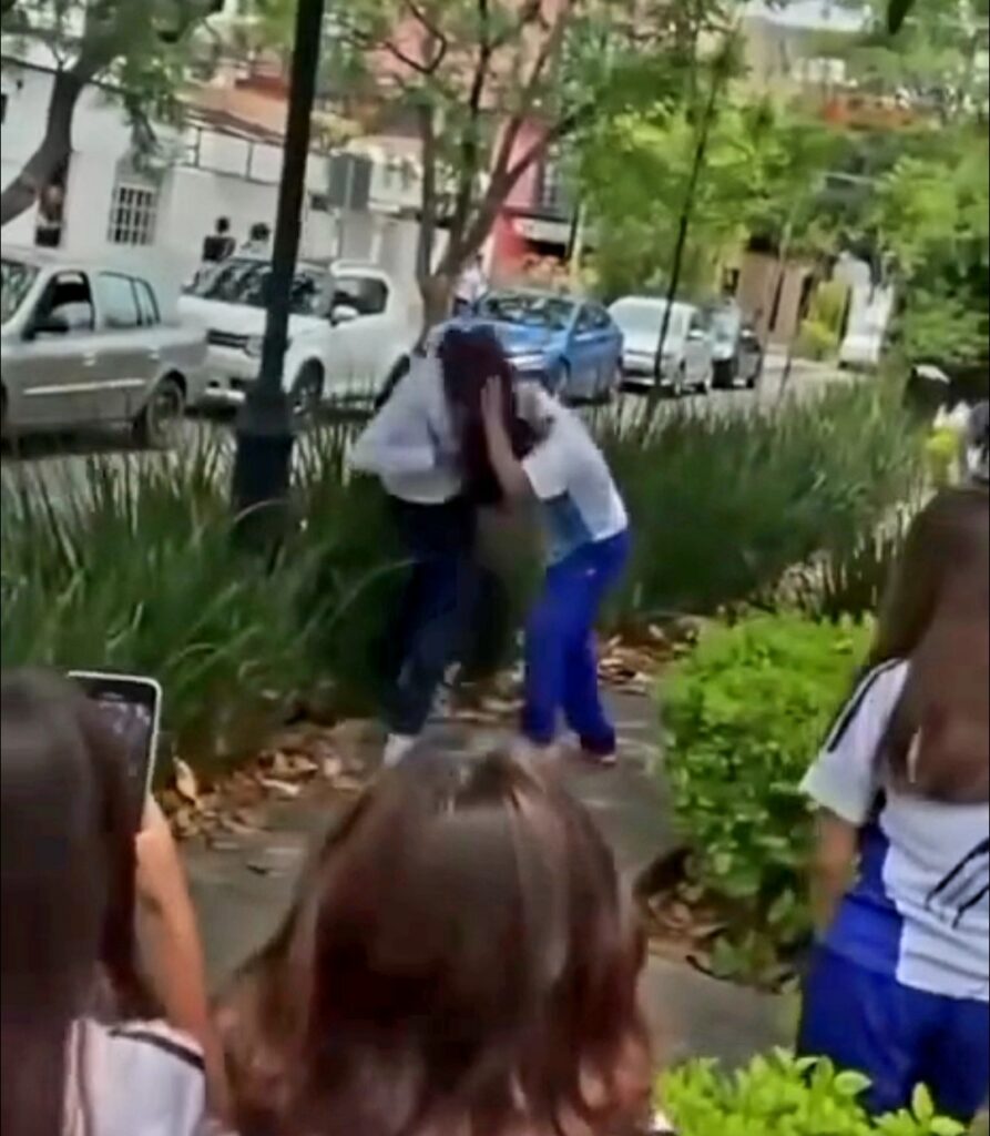 Alumnas de la Secundaria General 1 se enfrentan a golpes