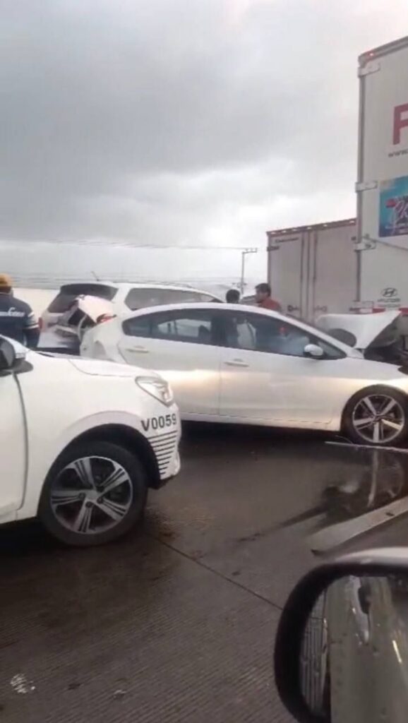 Tráiler causa carambola en la carretera México-Querétaro