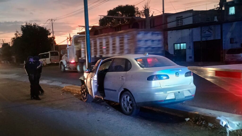 Accidente en Paseo Central: derriban poste en San Juan