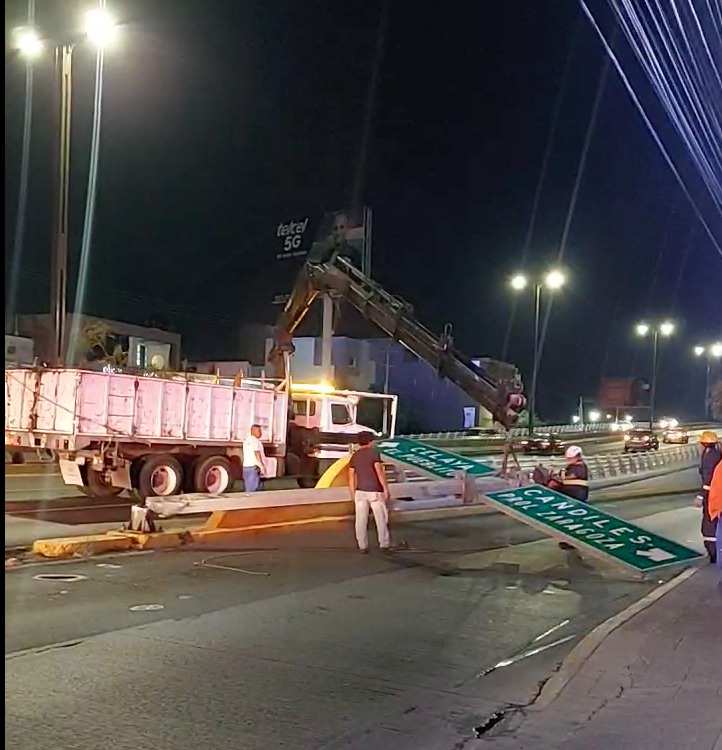 Retiro de estructura vial colapsa Paseo Constituyentes