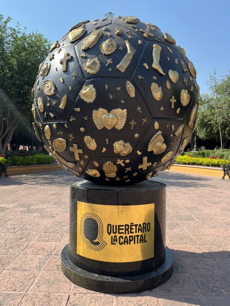 FeliFer inaugura balones monumentales en Querétaro