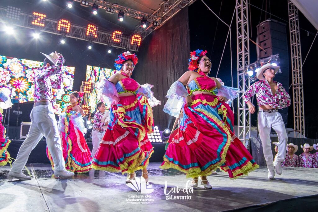 Landa de Matamoros celebra el Huapango en Agua Zarca