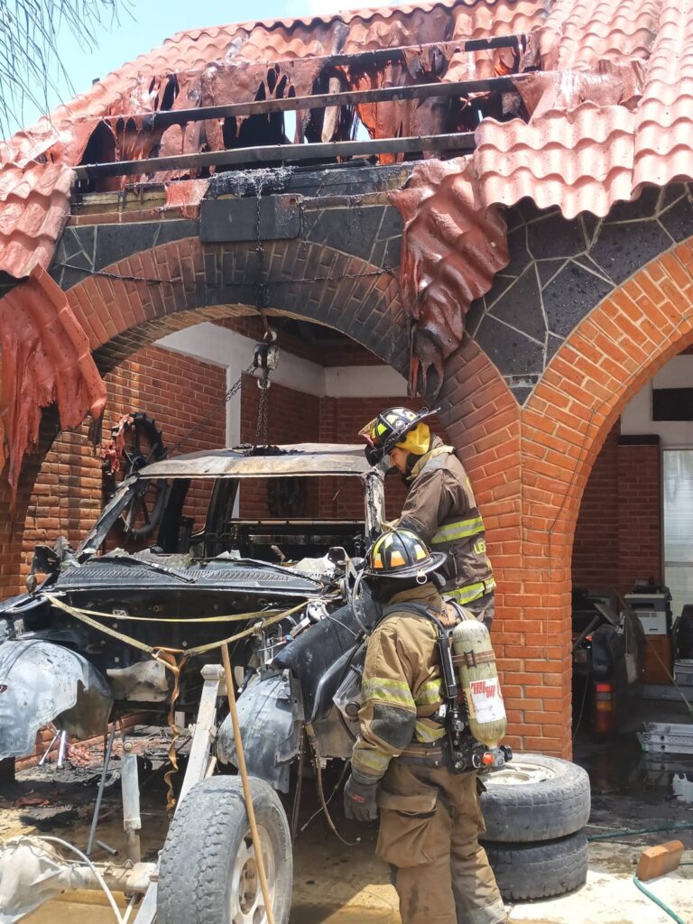 Incendio de vehículo daña vivienda en Pedro Escobedo