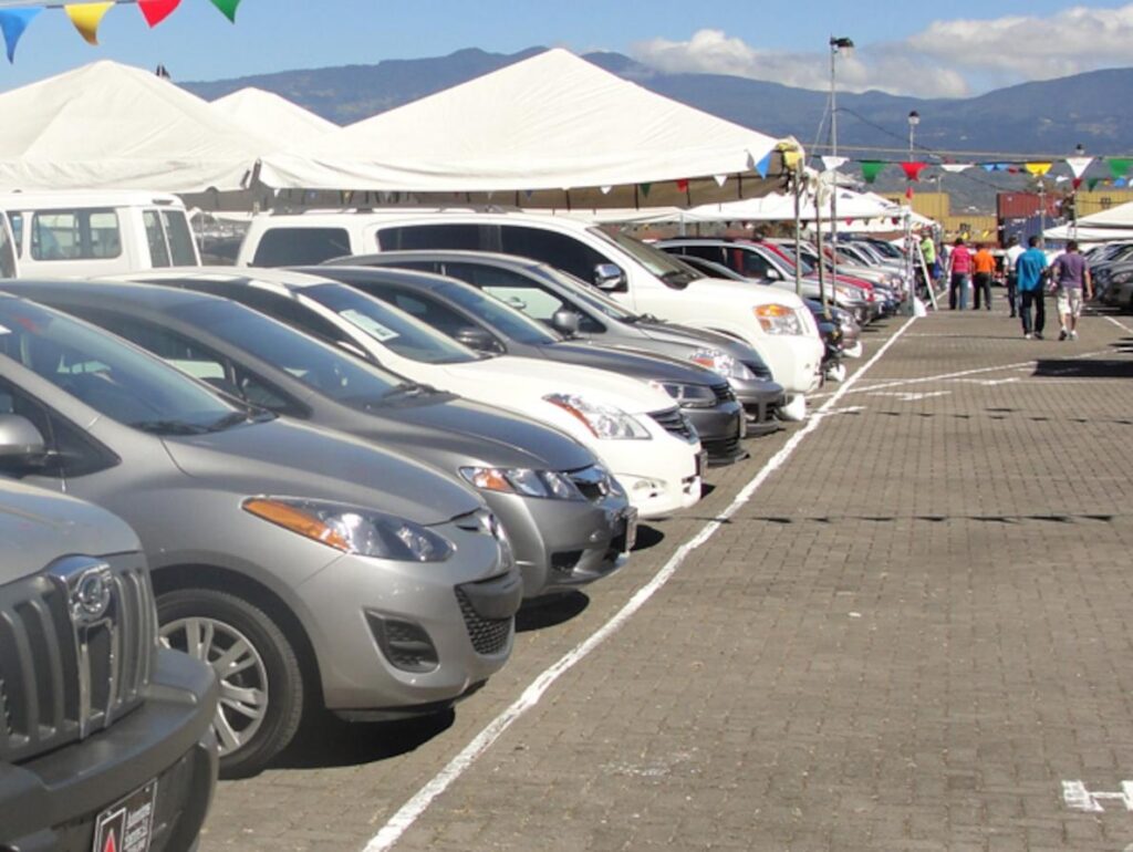 Renuevan tianguis para compra y venta de vehículos en San Juan del Río