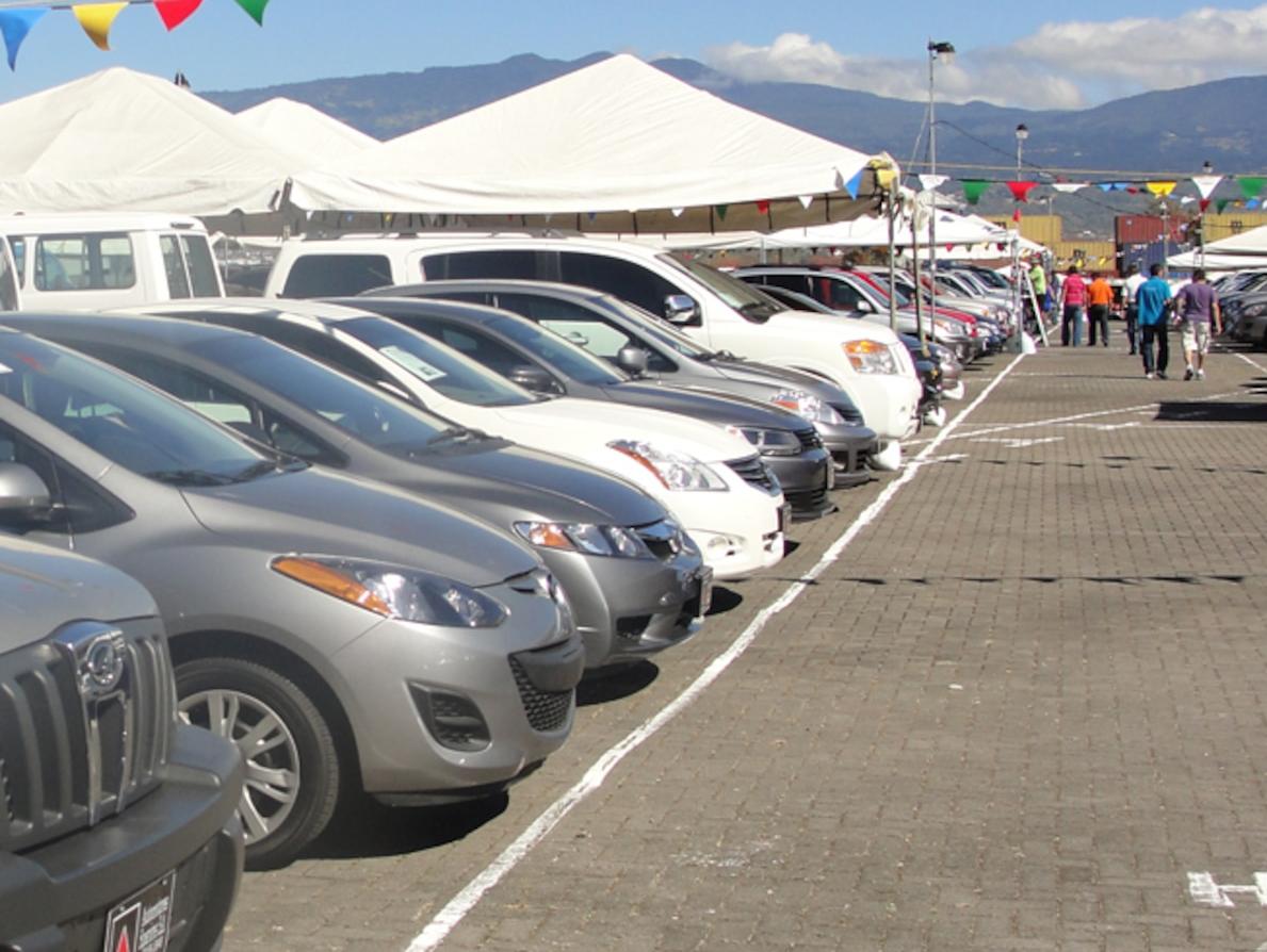Renuevan tianguis para compra y venta de vehículos en San Juan del Río